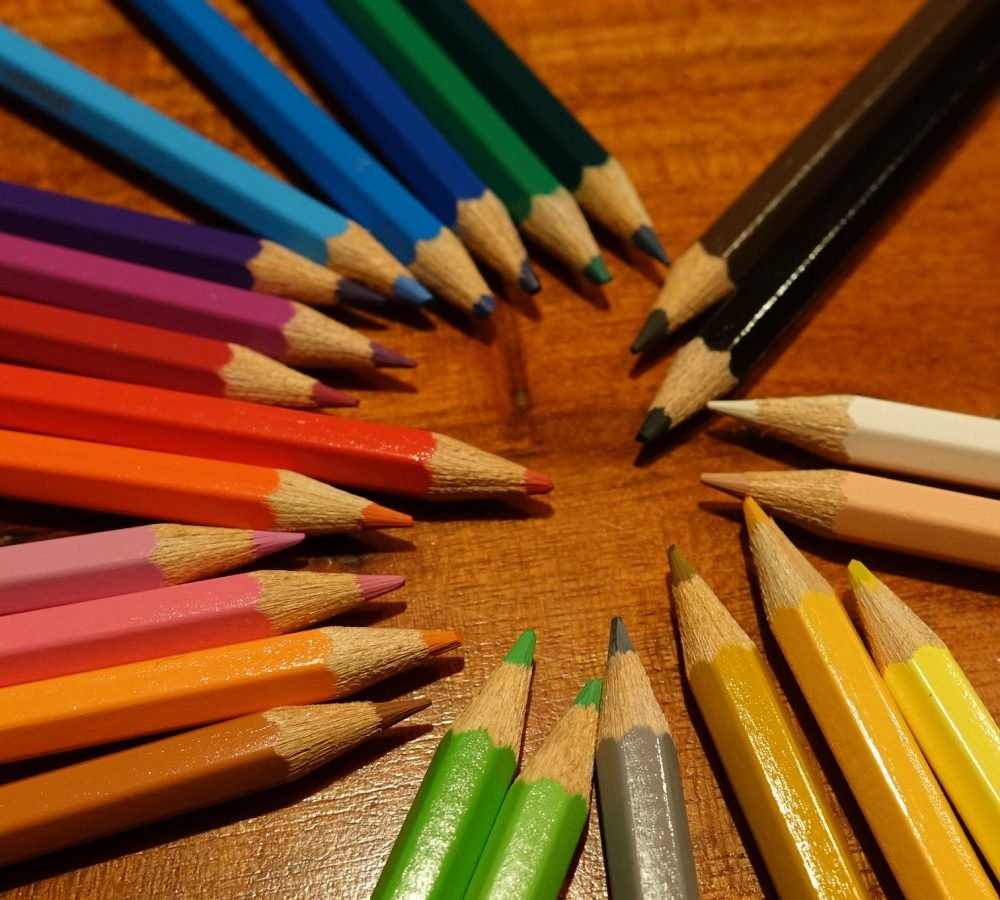 Карандаши цветные. Цветные карандаши картинки. Картинки карандашом. Карандаш картинка для детей. День цветных карандашей картинки